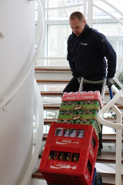 øl levering til virksomhed i København med sækkevogn på trappe